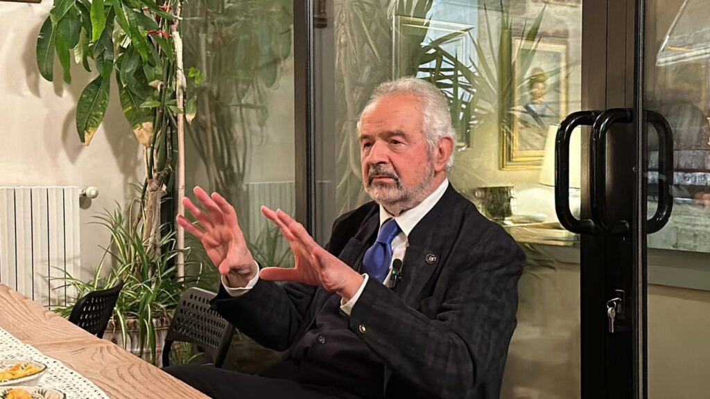 il prof. Giovanni Cipriani durante la conferenza